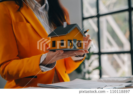 real estate agent Delivering sample homes to customers, mortgage loan contracts. Make a contract for hire purchase and sale of a house. and home insurance contracts, home mortgage loan concepts 110118897