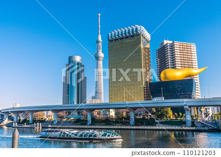 日本東京城市景觀:從淺草水上巴士乘車處出發的翡翠號等的景色=2020年12月29日 日本東京城市景觀:從淺草水上巴士乘車處出發的翡翠號等的景色=2020年12月29日 110121203
