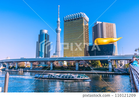 日本東京城市景觀：從淺草水上巴士乘車處出發的翡翠號等的景色=2020年12月29日 110121209