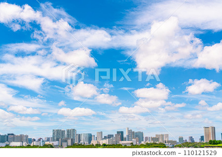 [東京] 清爽的藍天與都市風景 110121529