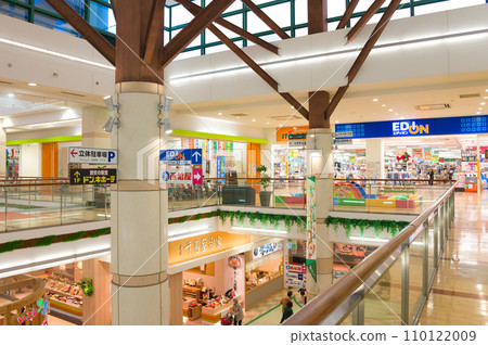 December/Shopping Center 110122009