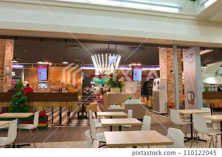 December/Shopping Center December/Shopping Center 110122045