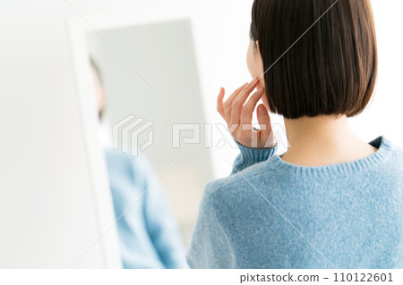 一個中年婦女照鏡子的後視圖 一個中年婦女照鏡子的後視圖 110122601