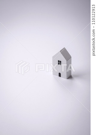 A small wooden house as an idea for investing in your own home and achieving the goal of buying real estate A small wooden house as an idea for investing in your own home and achieving the goal of buying real estate 110122913