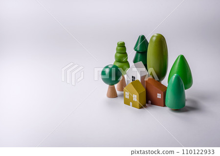 A small wooden house as an idea for investing in your own home and achieving the goal of buying real estate 110122933