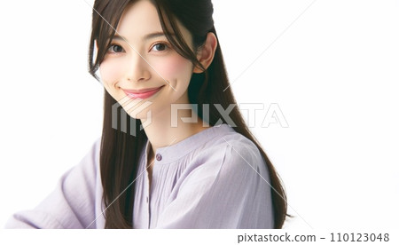 一個年輕的女人帶著微笑 一個年輕的女人帶著微笑 110123048
