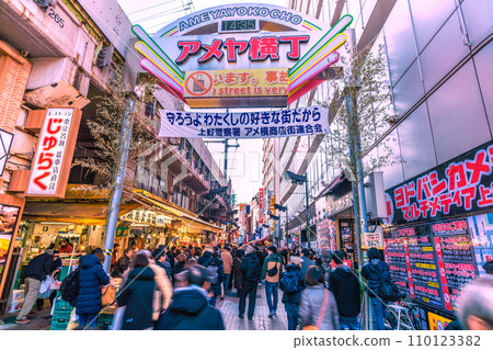日本東京城市景觀：年末阿美橫町是個繁忙的地區。 Kasho也出現了，為新的一年帶來希望之光… = 2020年12月29日 110123382