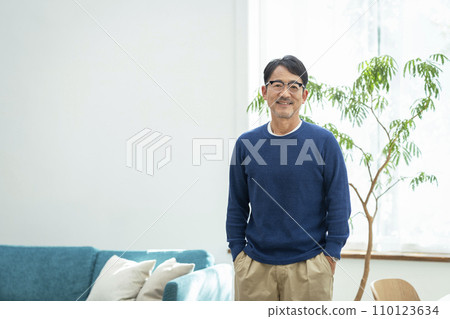 一名50多歲的男子對著鏡頭微笑 一名50多歲的男子對著鏡頭微笑 110123634