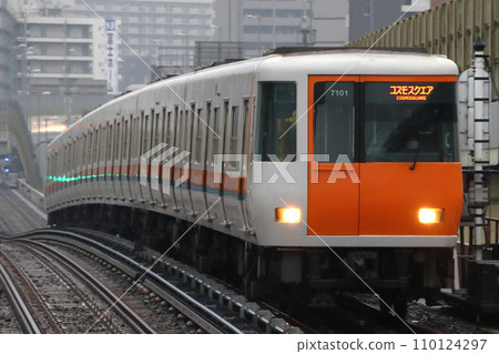 [C] Kintetsu 7000 series train traveling on the Osaka Metro Chuo Line/Yumehanna Line 110124297