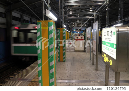 [C11] Osaka Metro Chuo Line/Yumehanna Line Osakako Station platform 110124793
