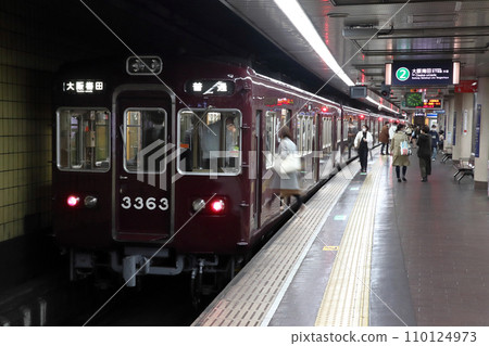 [HK] Hankyu Kyoto Main Line 3300 Series (Local: Osaka Umeda ⇔ Kyoto Kawaramachi) 110124973