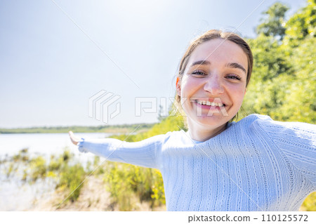 Sunny Lakeside Welcoming 110125572