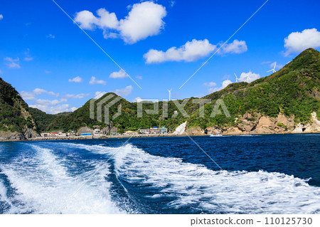 中木美麗的大海和Hirizo Beach Ferry。靜岡縣伊豆半島加茂郡南伊豆町中木港。拍攝於 2023 年 9 月 29 日。 110125730