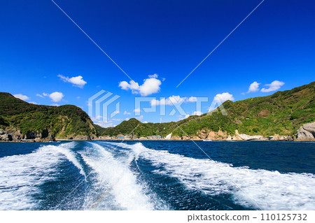中木美麗的大海和Hirizo Beach Ferry。靜岡縣伊豆半島加茂郡南伊豆町中木港。拍攝於 2023 年 9 月 29 日。 110125732