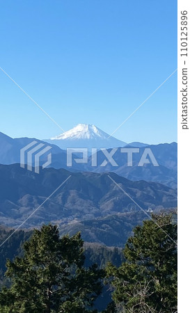Clear winter sky and Mt. Fuji seen from Mt. Takao 110125896