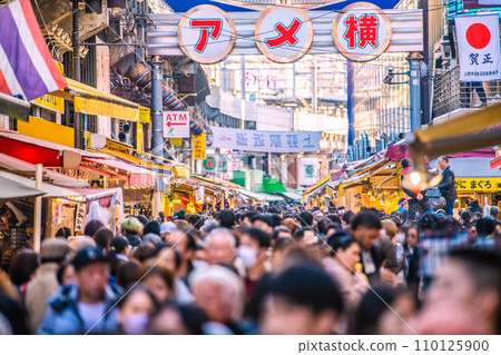 日本東京城市景觀:年末阿美橫町是個繁忙的地區。 Kasho也出現了,為新的一年帶來希望之光… = 2020年12月29日 日本東京城市景觀:年末阿美橫町是個繁忙的地區。 Kasho也出現了,為新的一年帶來希望之光… = 2020年12月29日 110125900