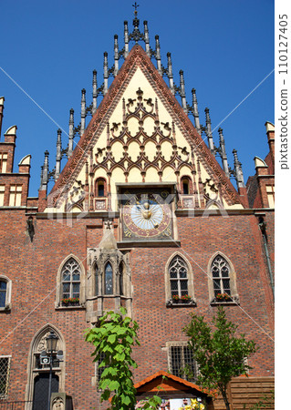 BRESLAU, POLAND - 16 JUN 2018: View of the historic city hall of Wroclaw, built in the 13th to 16th centuries, with today's Museum of Civic Art 110127405