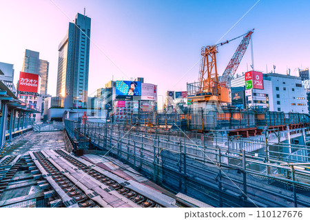 日本東京城市景觀,2020 年 12 月,澀谷站,重建工作,大型起重機面向右 = 2020 年 12 月 29 日 日本東京城市景觀,2020 年 12 月,澀谷站,重建工作,大型起重機面向右 = 2020 年 12 月 29 日 110127676