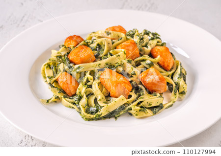 Creamy spinach pasta 110127994