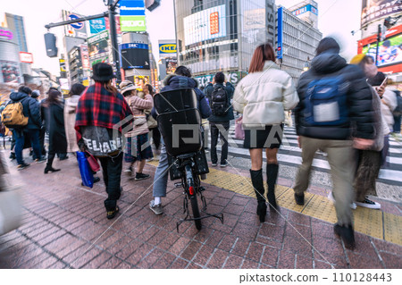 Japan's Tokyo cityscape The end of the year and the end of the corona era, the heart is rough... What is a bicycle here... = December 29, 2020 110128443