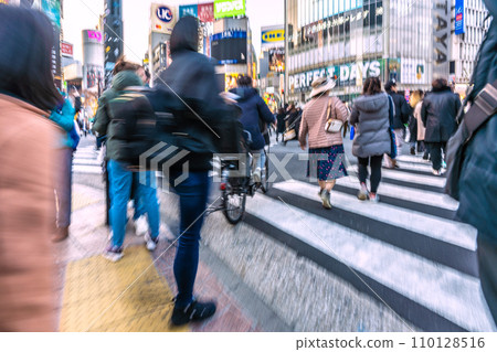Japan's Tokyo cityscape The end of the year and the end of the corona era, the heart is rough... What is a bicycle here... = December 29, 2020, Shibuya 110128516