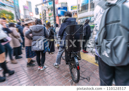 Japan's Tokyo cityscape The end of the year and the end of the corona era, the heart is rough... What is a bicycle here... = December 29, 2020, Shibuya 110128517