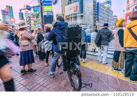 Japan's Tokyo cityscape The end of the year and the end of the corona era, the heart is rough... What is a bicycle here... = December 29, 2020, Shibuya Japan's Tokyo cityscape The end of the year and the end of the corona era, the heart is rough... What is a bicycle here... = December 29, 2020, Shibuya 110128519