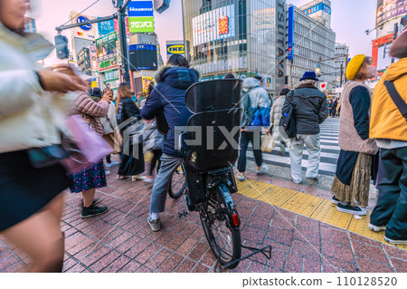 Japan's Tokyo cityscape The end of the year and the end of the corona era, the heart is rough... What is a bicycle here... = December 29, 2020, Shibuya Japan's Tokyo cityscape The end of the year and the end of the corona era, the heart is rough... What is a bicycle here... = December 29, 2020, Shibuya 110128520