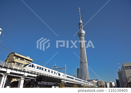 Tobu train and Tokyo Skytree 110130405