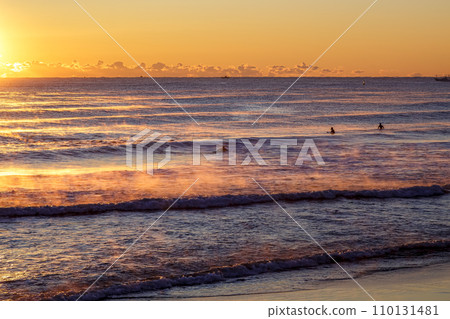 因日出的光而出現紅色風暴的海岸【大洗海岸】 因日出的光而出現紅色風暴的海岸【大洗海岸】 110131481