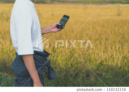 farmer, farmhouse, smartphone 110132158