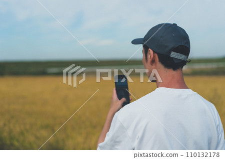 farmer, farmhouse, smartphone 110132178
