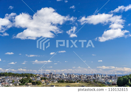 郊區風景與清新的藍天 郊區風景與清新的藍天 110132815