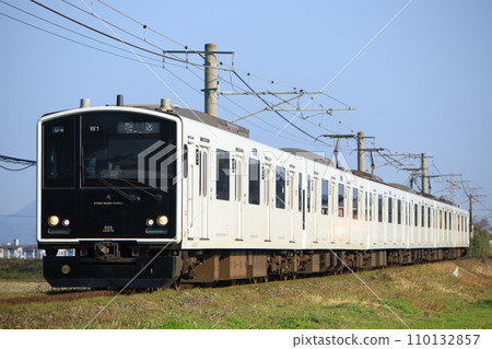 JR Kyushu 305 series train (W1 formation) 110132857