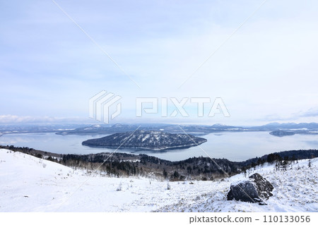 從北海道弟子屈町美幌峠展望台看到的屈斜路湖冬季景色 110133056