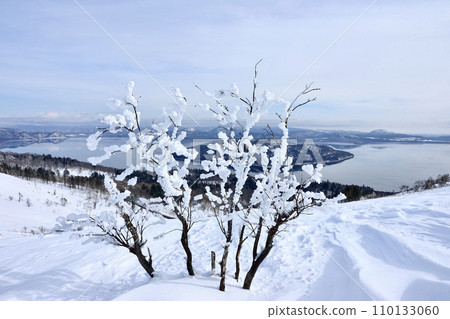 從北海道弟子屈町美幌峠展望台看到的屈斜路湖冬季景色 110133060