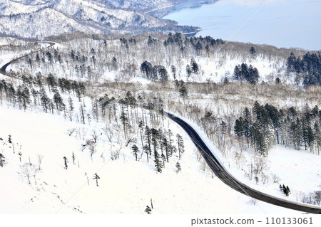 Winter scenery with roads seen from Bihoro Pass Observation Deck, Teshikaga Town, Hokkaido 110133061