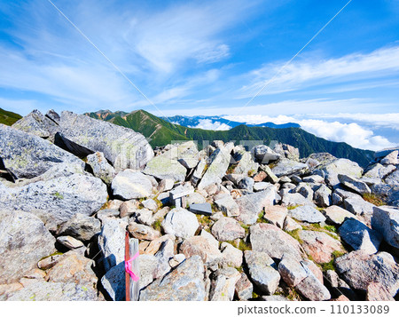 Climbing Mt. Jonendake in summer (view of Mt. Otenodake and Mt. Tsubakudake from the summit of Mt. Mt. Maejonendake) Climbing Mt. Jonendake in summer (view of Mt. Otenodake and Mt. Tsubakudake from the summit of Mt. Mt. Maejonendake) 110133089