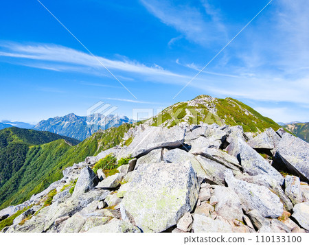 Climbing Mt. Jonendake in summer (view of the Hotaka Mountain Range and Mt. Jonendake from the summit of Mt. Jonendake) 110133100