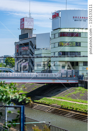 Kanagawa Totsuka Station Train Platform Yokosuka Line Sky Clouds Noon Morning Scenery Date Totsuka Ward Yokohama City Overhead Railway 110133211