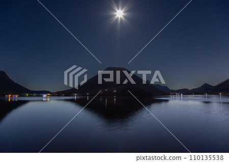 月光照亮的榛名湖 110135538