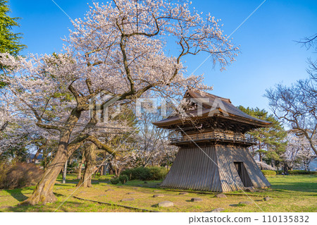 陸奧國分寺藥師堂鐘樓 宮城縣仙台市春天的櫻花盛開 陸奧國分寺藥師堂鐘樓 宮城縣仙台市春天的櫻花盛開 110135832