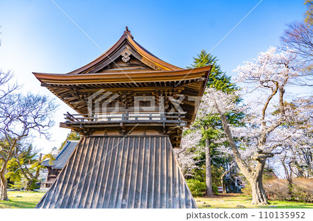 陸奧國分寺藥師堂鐘樓 宮城縣仙台市春天的櫻花盛開 陸奧國分寺藥師堂鐘樓 宮城縣仙台市春天的櫻花盛開 110135952