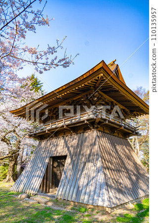 陸奧國分寺藥師堂鐘樓 宮城縣仙台市春天的櫻花盛開 陸奧國分寺藥師堂鐘樓 宮城縣仙台市春天的櫻花盛開 110135957