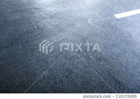 White line 110135990