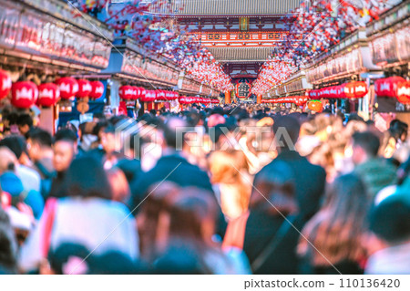 Japan's Tokyo cityscape The end of the year... Sensoji Temple is crowded with tourists like before the coronavirus outbreak = December 29, 2020 110136420