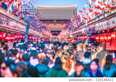 日本東京市容年末...淺草寺像冠狀病毒爆發前一樣擠滿了遊客 = 2020年12月29日 110136421