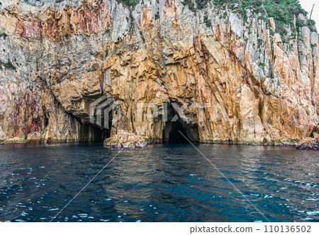 Nagato City, Yamaguchi Prefecture, View from the Aomi Island Pleasure Boat, Maritime Alps, exposed rock surface Nagato City, Yamaguchi Prefecture, View from the Aomi Island Pleasure Boat, Maritime Alps, exposed rock surface 110136502