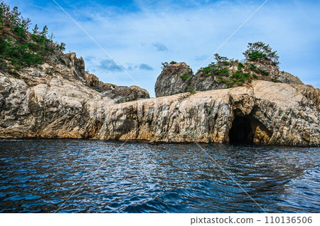 Nagato City, Yamaguchi Prefecture, View from the Aomi Island Pleasure Boat, Maritime Alps, exposed rock surface 110136506