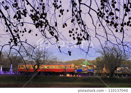 黃昏時的小湊鐵道「飯急站」照明背景 黃昏時的小湊鐵道「飯急站」照明背景 110137048
